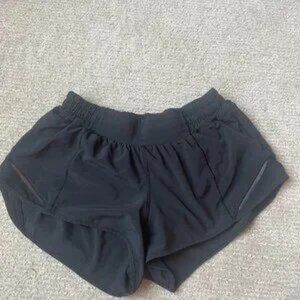 Lululemon Hotty Hot Low-Rise Lined Short 2.5" Size 6